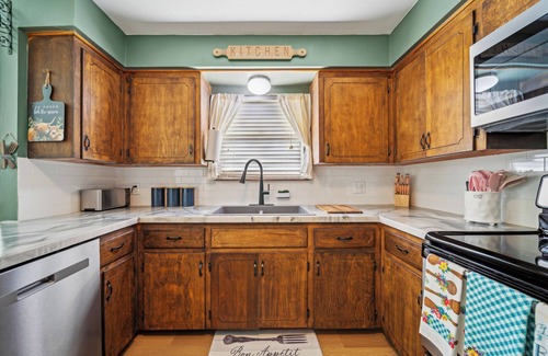 Bixby House | Newly remodeled, fully furnished rental in Bixby, OK. 3 bed, 1 1/2 bath, office