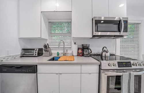 Southwest Coconut Grove House | Newly Remodeled Grove Bay | 1/1 Cottage