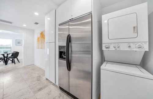 Southwest Coconut Grove House | Newly Remodeled Grove Bay | 1/1 Cottage
