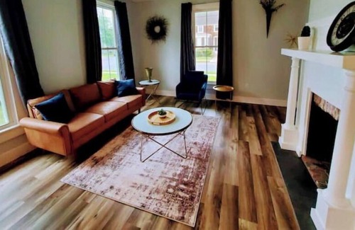 Cambridge House | Newly Remodeled Home, 10 Minute Walk to Downtown