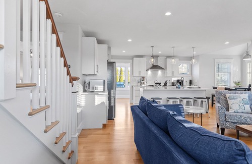 Middletown House | Newly remodeled home-Stay close to beach w/easy access to Newport