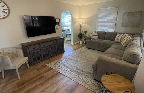 Perrysburg House | Newly remodeled home - adorable and cozy!