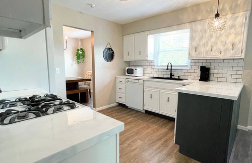 Bedford House | Newly remodeled home on big lot with sunroom, game room and grilling area!