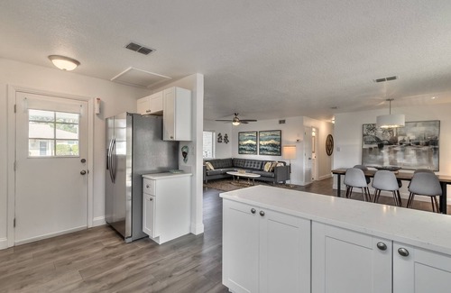 Edgewater House | Newly remodeled house just steps away from the FL Intracoastal with boat parking