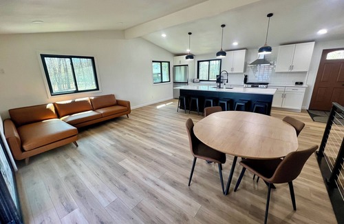 Iron Mountain House | Newly remodeled Lakefront 4-bedroom house with AC and WiFi in Iron Mountain
