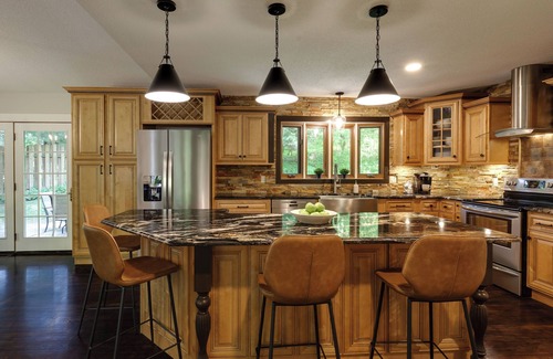 La Crosse House | Newly Remodeled Luxury Home in the Bluffs - 10 mins to Downtown