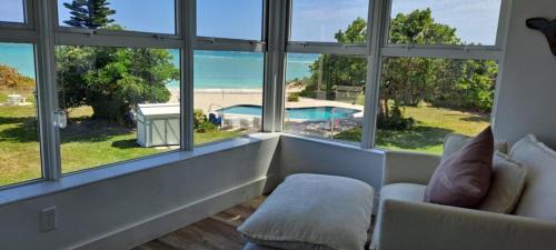 Discovery Bay Apartment | Newly Remodeled Luxury Beachfront 2-Bedroom Condo