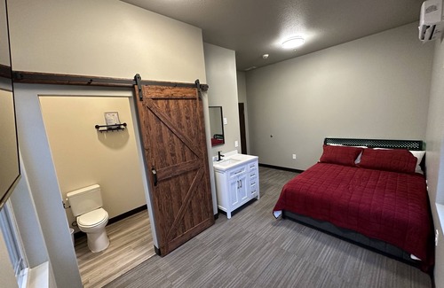 Mattoon House | Newly Remodeled! Mattoon Room: B4 - Queen