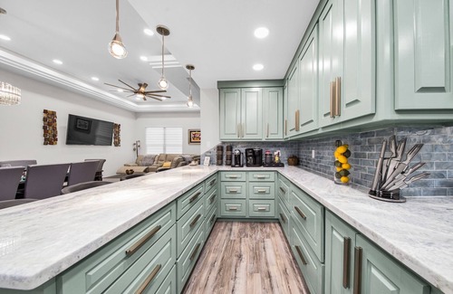 Brownsville House | Newly Remodeled Modern Great Location 4BR 7 Beds Close to Many Attractions
