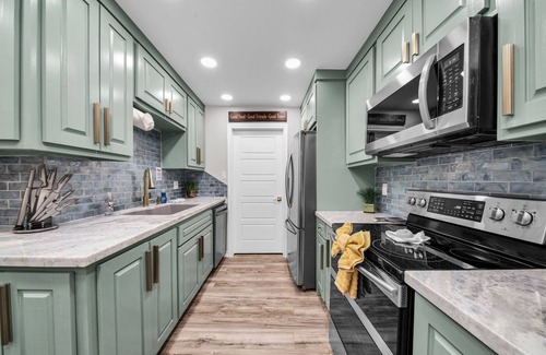 Brownsville House | Newly Remodeled Modern Great Location 4BR 7 Beds Close to Many Attractions