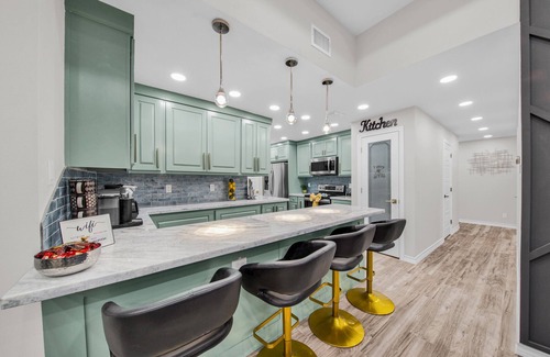 Brownsville House | Newly Remodeled Modern Great Location 4BR 7 Beds Close to Many Attractions
