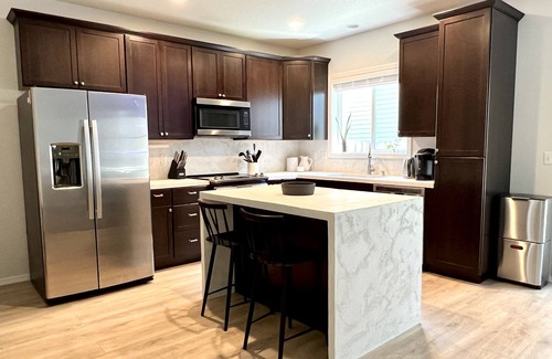 Minnehaha House | Newly Remodeled Modern Home in a quiet area- Center of Vancouver!