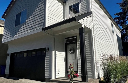 Minnehaha House | Newly Remodeled Modern Home in a quiet area- Center of Vancouver!