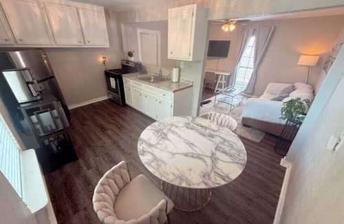 Northside Apartment | Newly Remodeled Oasis | Fast WiFi + Vit C Shower
