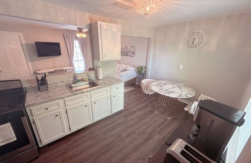 Northside Apartment | Newly Remodeled Oasis | Fast WiFi + Vit C Shower