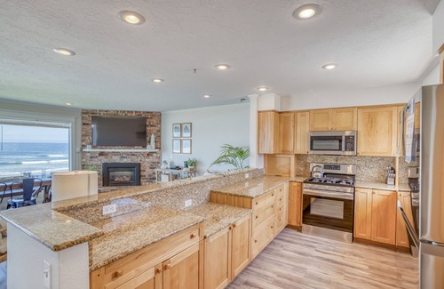 Roads End House | Newly Remodeled Ocean Front Home In Road's End w/Fabulous Amenities!
