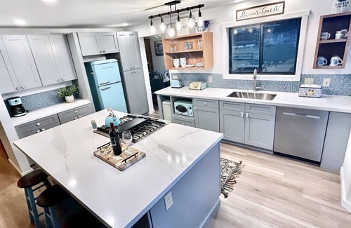Caspar House | NEWLY REMODELED! Pebble Palace! ★OCEANFRONT★ HOT TUB ★ WOW VIEWS★
