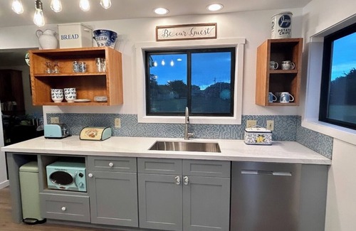 Caspar House | NEWLY REMODELED! Pebble Palace! ★OCEANFRONT★ HOT TUB ★ WOW VIEWS★