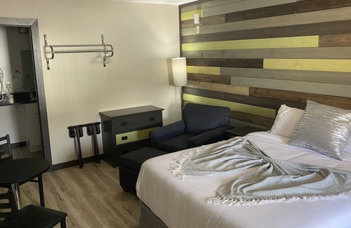 Davenport Apartment | Newly Remodeled Resort Property Over Looking Lake Roosevelt