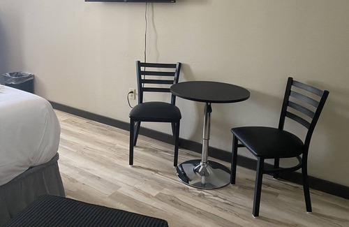 Davenport Apartment | Newly Remodeled Resort Property Over Looking Lake Roosevelt