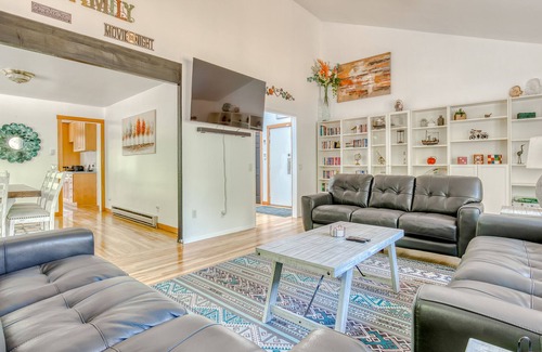 North Plains House | Newly remodeled secluded home with pool, large deck, WiFi, & washer/dryer