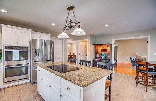 Cullman House | Newly Remodeled! Sleeps 16-Tons of amenities & private multi-level dock