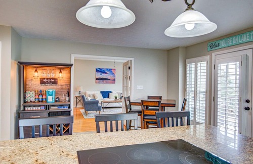 Cullman House | Newly Remodeled! Sleeps 16-Tons of amenities & private multi-level dock