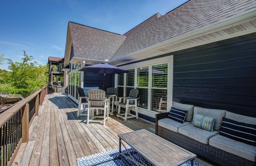 Cullman House | Newly Remodeled! Sleeps 16-Tons of amenities & private multi-level dock