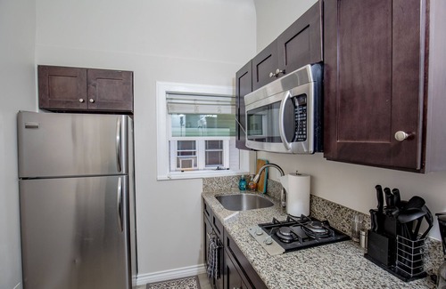 Golden Hill House | Newly Remodeled Studio Walkable to Downtown, NEW Jacuzzi, Fire Pit, BBQ!