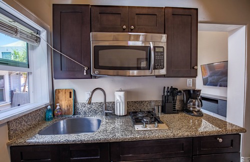 Golden Hill House | Newly Remodeled Studio Walkable to Downtown, NEW Jacuzzi, Fire Pit, BBQ!