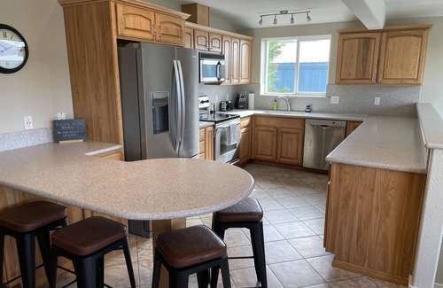 East Wenatchee Apartment | Newly remodeled apartment over shop, 1 block from airport