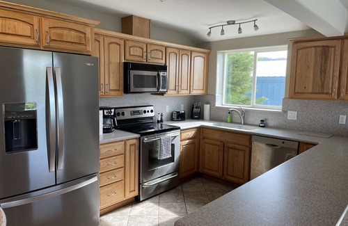 East Wenatchee Apartment | Newly remodeled apartment over shop, 1 block from airport