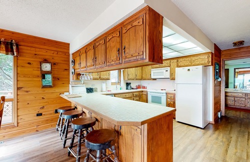 Eureka Springs House | Newly remodeled lakefront home with views of Beaver Lake & Beaver Dam