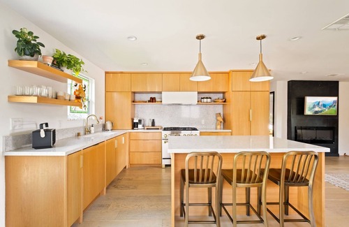 Los Angeles House | Newly Remodled 3BR house w/Private Yard and Hot Tub 10 min to Beach & LAX