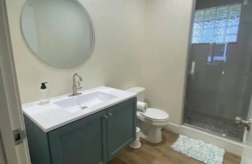 Tiffin Apartment | Newly Remolded! Near Downtown. 1 King bed