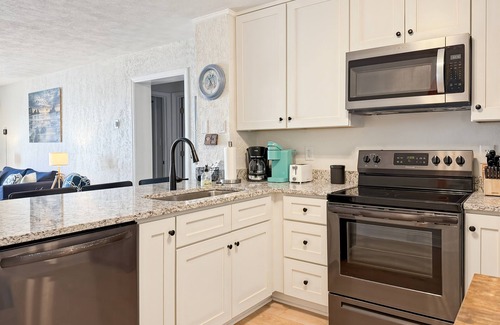 McCutcheon Field Condo | ๐ Newly Renovated Oceanfront Condo | Sleeps 8 | North Topsail Beach, NC