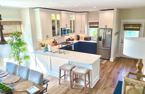 Flora's Bluff House | NEWLY RENOVATED! Welcome to Surf's Up! OCEANFRONT, Sleeps 10.