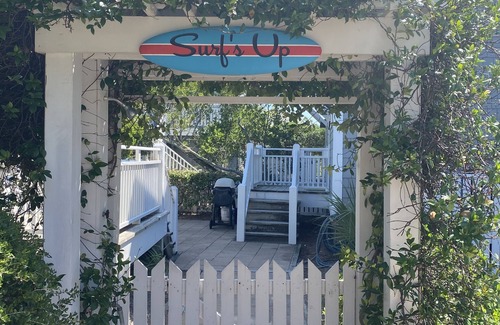 Flora's Bluff House | NEWLY RENOVATED! Welcome to Surf's Up! OCEANFRONT, Sleeps 10.