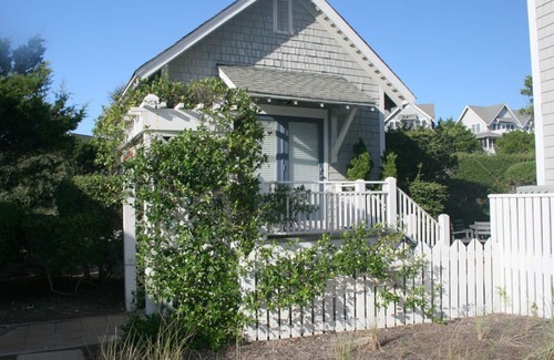 Flora's Bluff House | NEWLY RENOVATED! Welcome to Surf's Up! OCEANFRONT, Sleeps 10.