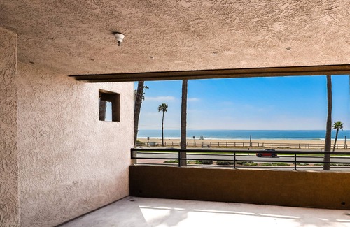Huntington Beach Condo | Newly Renovated Beach Condo with Ocean Views!