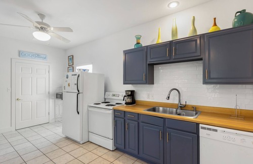 Village of Sugar Beach House | Newly Renovated! Bring Your Big Dogs! Beach Chairs!