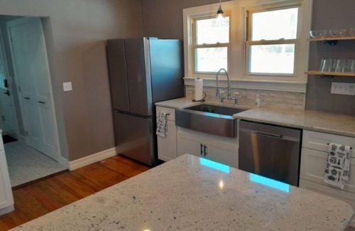 Greenhurst House | newly renovated 2 bath 2 bed on quiet street with lake view