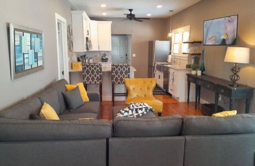 Greenhurst House | newly renovated 2 bath 2 bed on quiet street with lake view