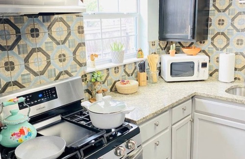 Mahncke Park Apartment | Newly renovated 2 bedroom gem near botanical gardens
