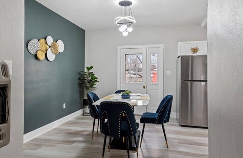 Springfield House | Newly-renovated 2-bedroom House with a Luxurious Massage Chair