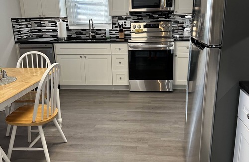 Lincoln House | Newly Renovated 2 Bed 2 Bath Home