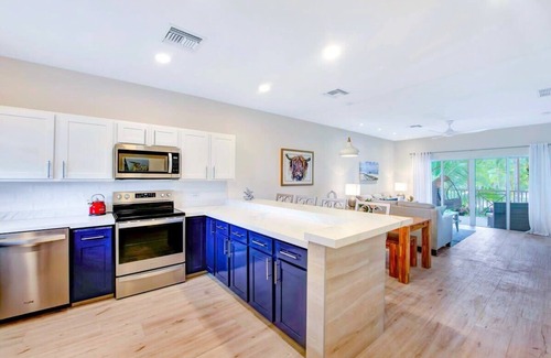 Rum Point Condo | Newly Renovated 2 Bed Beachfront Condo w/Pool+Hot Tub