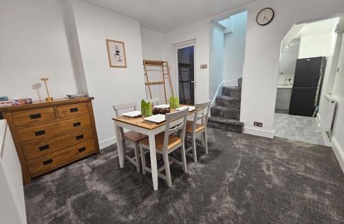 Ipswich House | Newly Renovated 2 Bed with Garden & Parking
