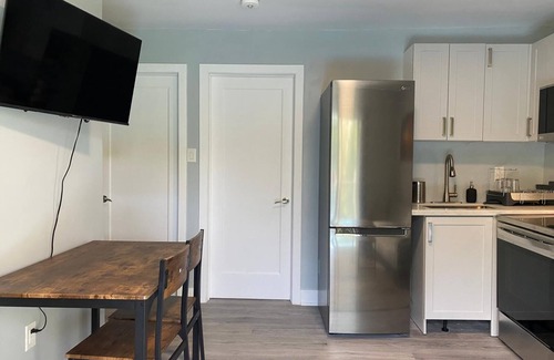 Leslieville Apartment | Newly Renovated 2-Bedroom Oasis