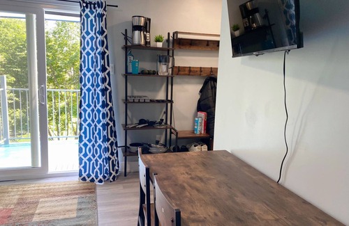 Leslieville Apartment | Newly Renovated 2-Bedroom Oasis